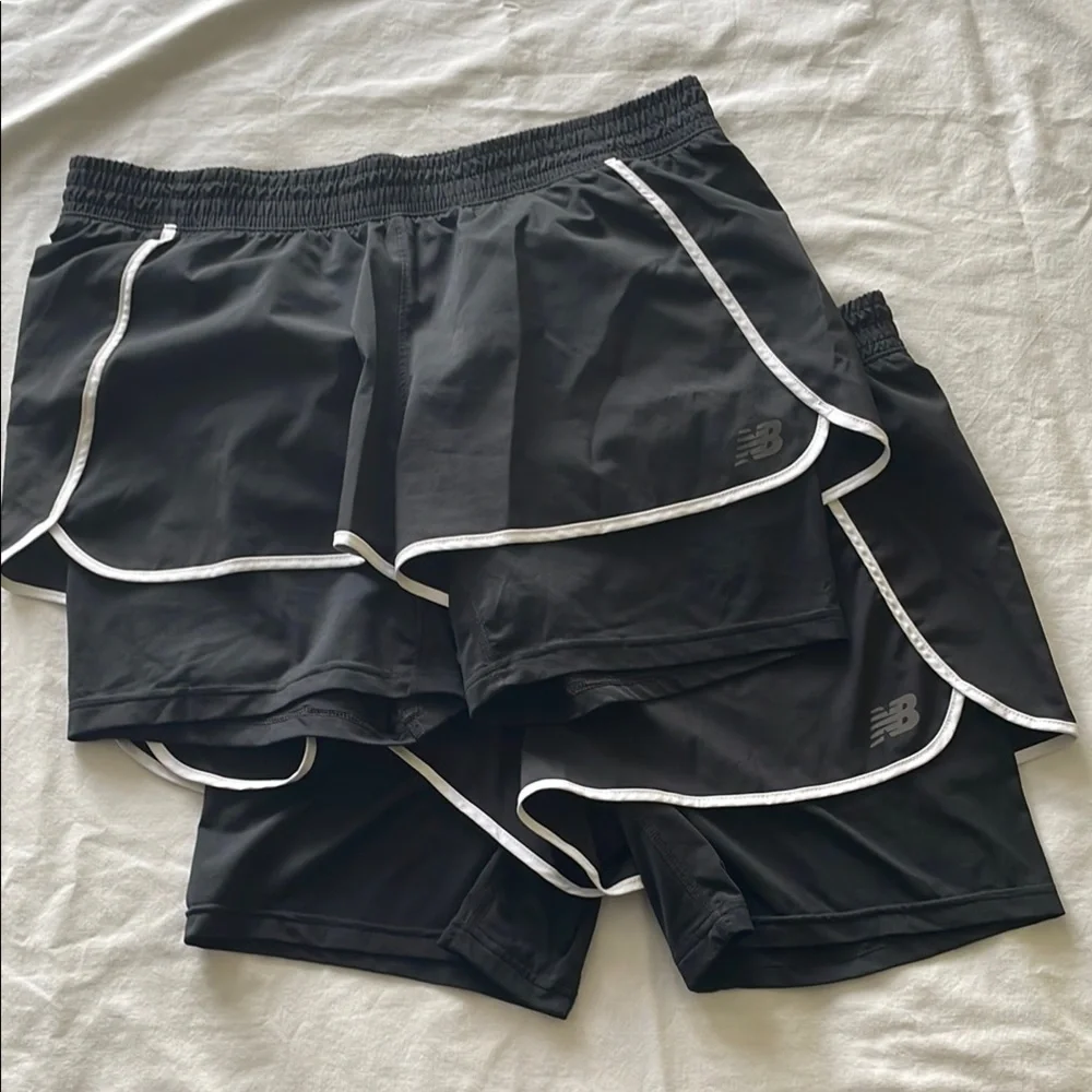 [New Balance] 2-in-1 Black Athletic Shorts with Compression Layer x2 - Picture 2 of 7
